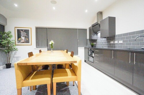 Suite of 3 Delux 2-bedroom apartments. Parties are welcome