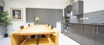 Suite of 3 Delux 2-bedroom apartments. Parties are welcome