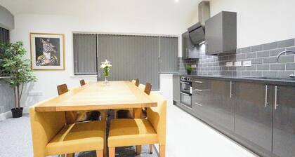 Suite of 3 Delux 2-bedroom apartments. Parties are welcome