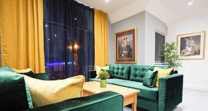 Suite of 3 Delux 2-bedroom apartments. Parties are welcome