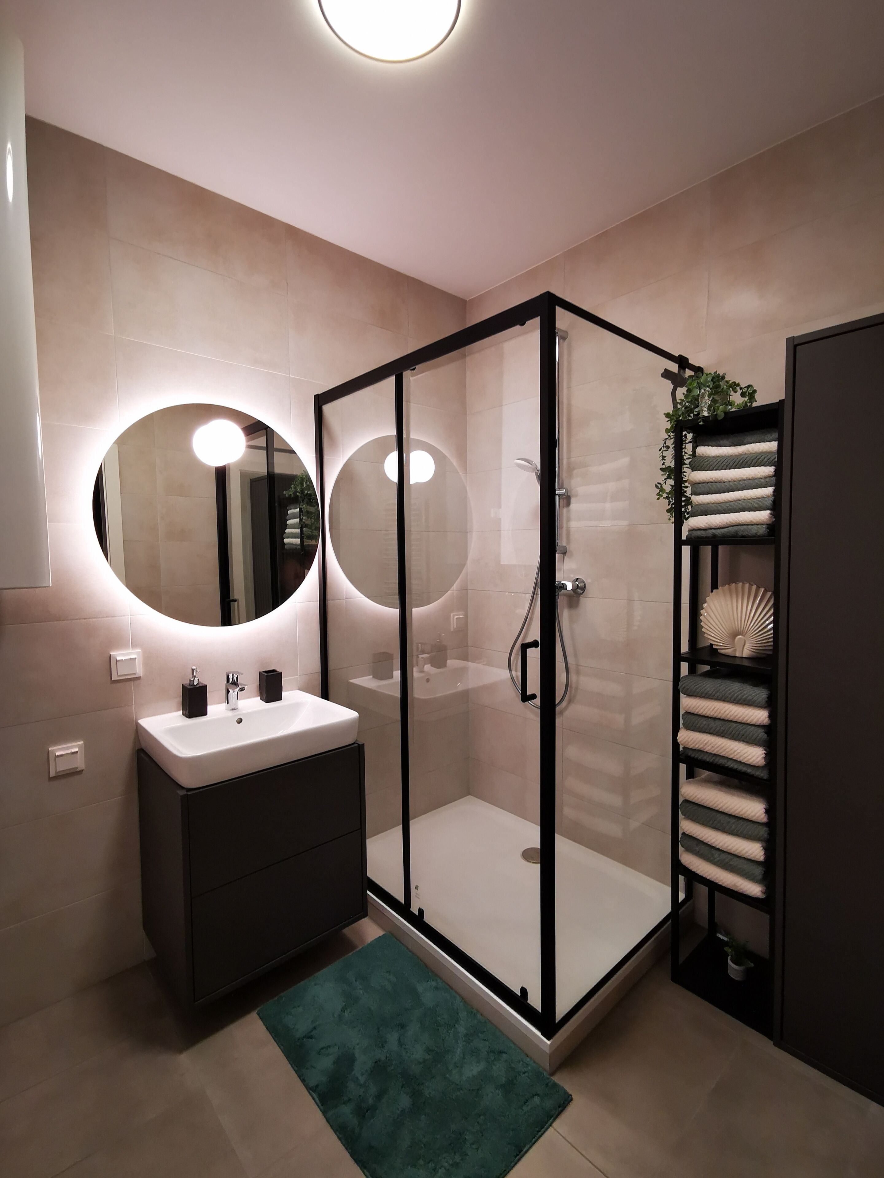 Een douche, een haardroger, handdoeken
