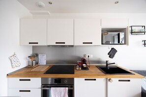 Microwave, coffee/tea maker, electric kettle, toaster