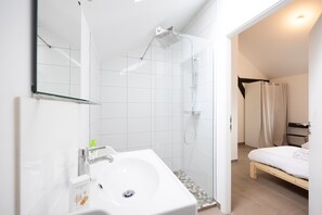 Douche, serviettes fournies