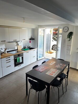 Microwave, oven, dishwasher, coffee/tea maker
