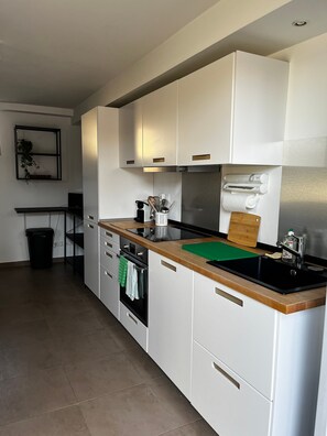 Microwave, oven, dishwasher, coffee/tea maker