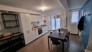 Mikrowelle, Ofen, Geschirrspüler, Wasserkocher mit Kaffee-/Teezubehör
