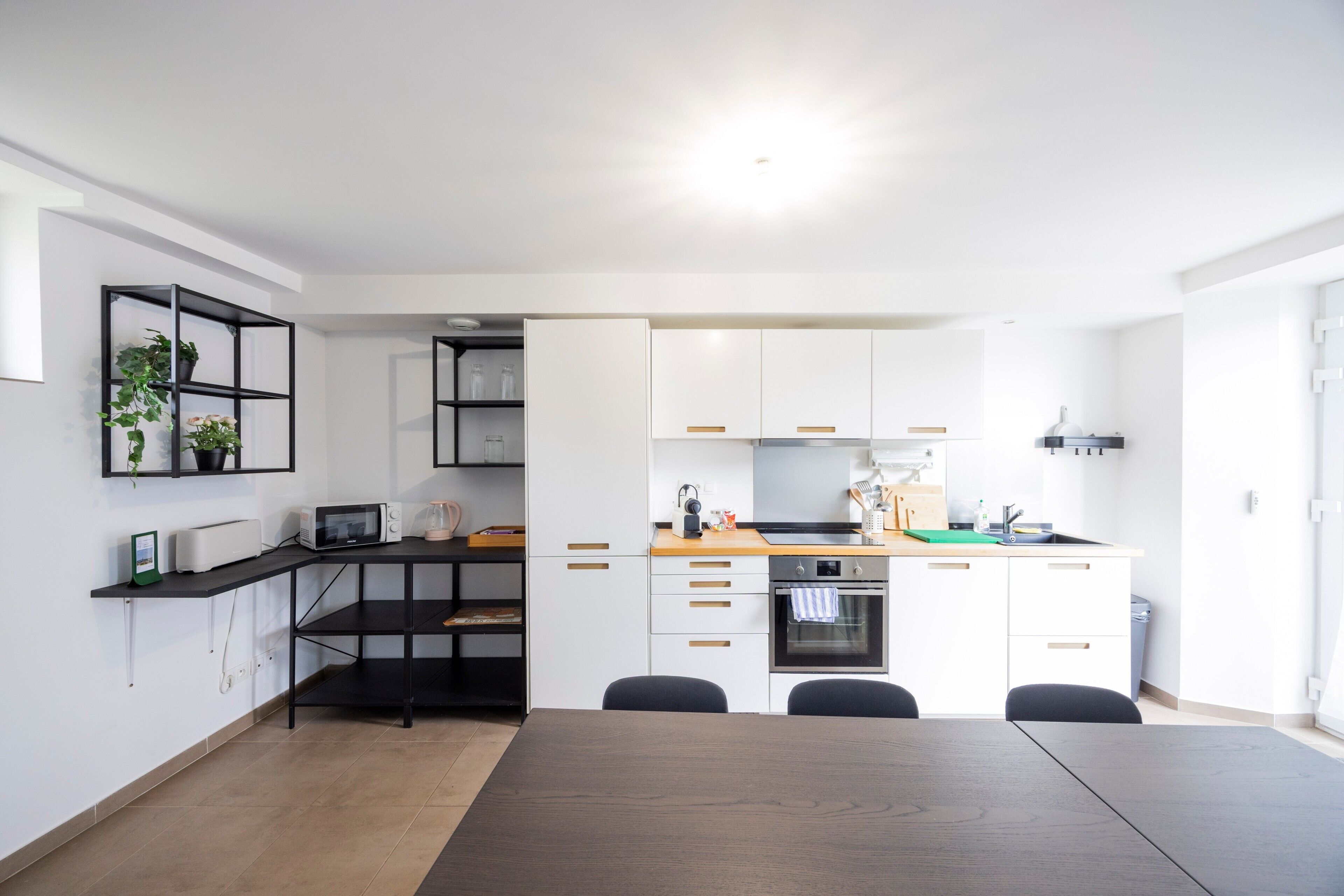 Microwave, oven, dishwasher, coffee/tea maker
