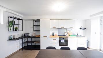 Microwave, oven, dishwasher, coffee/tea maker