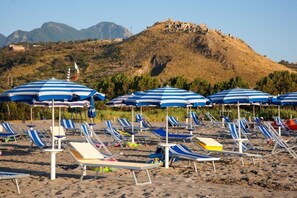En la playa y playa de arena blanca 