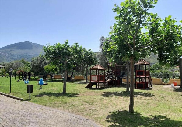 Área de juegos infantiles al aire libre