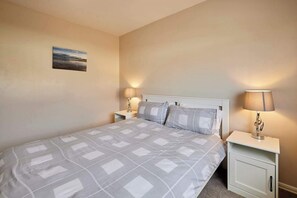 Iron/ironing board, travel cot, WiFi, bed sheets - Host & Stay | Baywatch (Chathill)