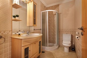 Regadera, secadora de cabello, bidet, toallas 