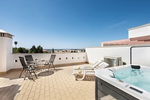 Outdoor dining - Comfortable & spacious house with large terraces, Jacuzzi and private garage. (Tavira)