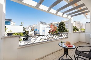 Outdoor dining - Comfortable & spacious house with large terraces, Jacuzzi and private garage. (Tavira)