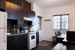 Private kitchen - Comfort & Getaway in Old Lévis | Studio Urbain (Lévis)