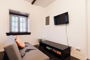 Living area - Comfort & Getaway in Old Lévis | Studio Urbain (Lévis)