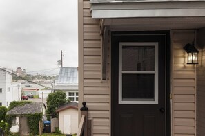 Exterior detail - Comfort & Getaway in Old Lévis | Studio Urbain (Lévis)
