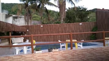 Una piscina cubierta, una piscina al aire libre