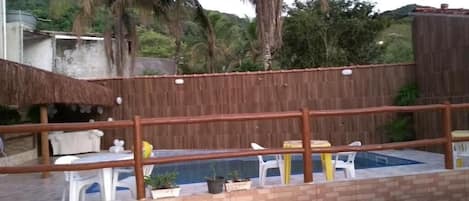 Una piscina cubierta, una piscina al aire libre