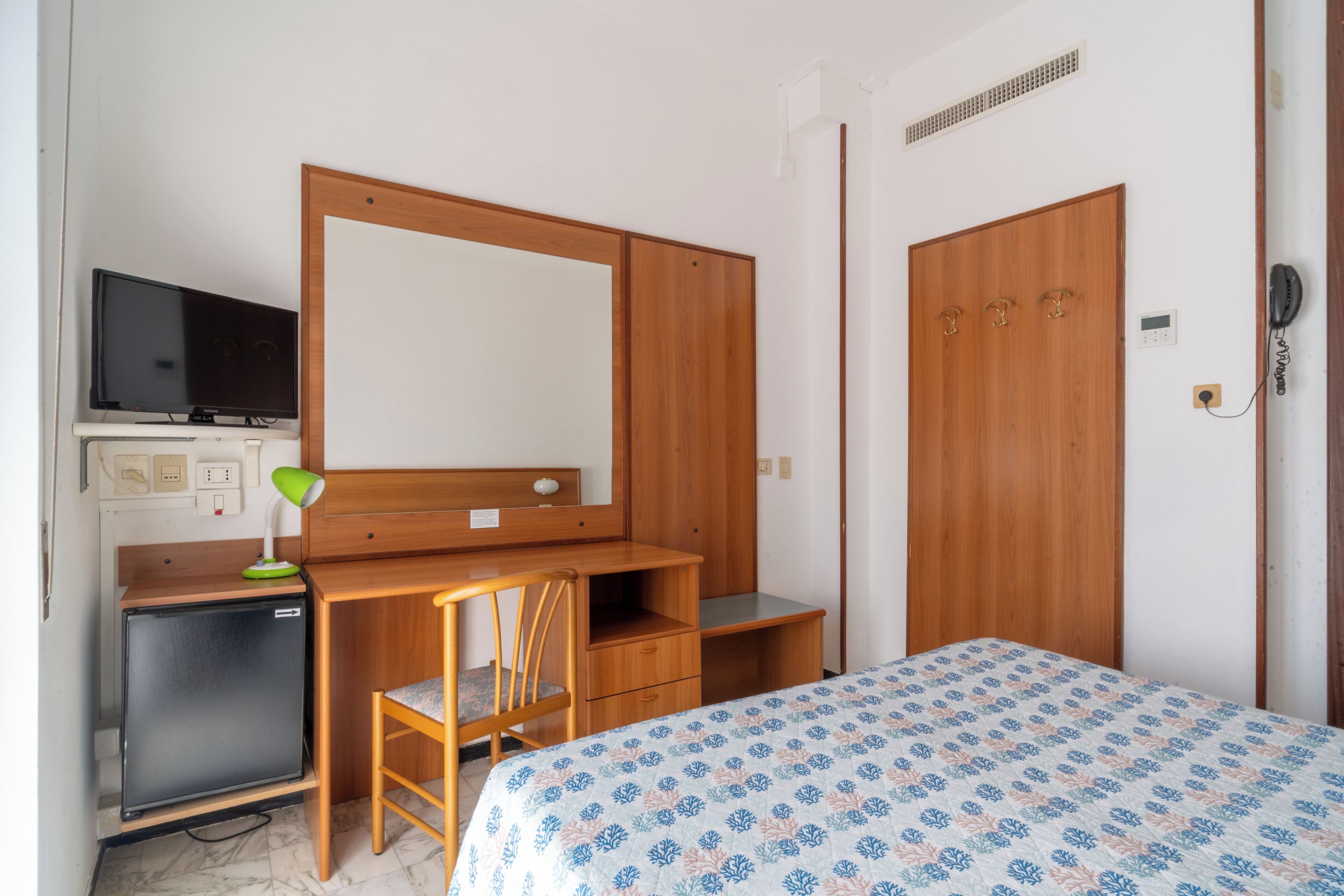 Minibar, Zimmersafe, kostenloses WLAN, Bettwäsche