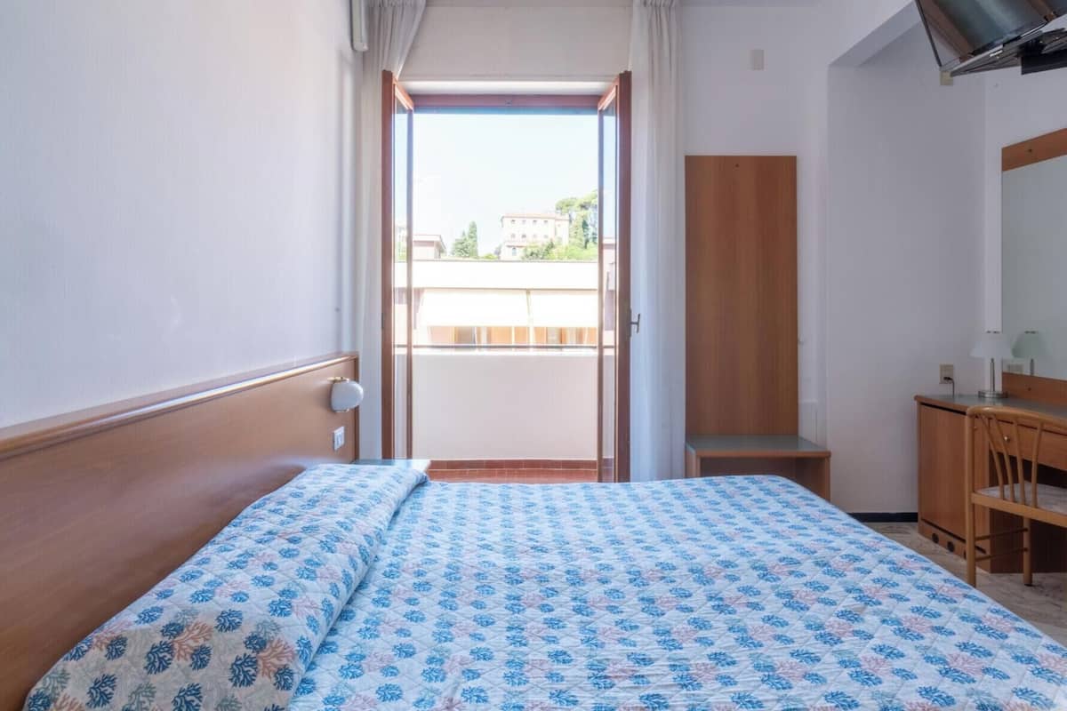Minibar, caja de seguridad en la habitación, wifi gratis y ropa de cama 