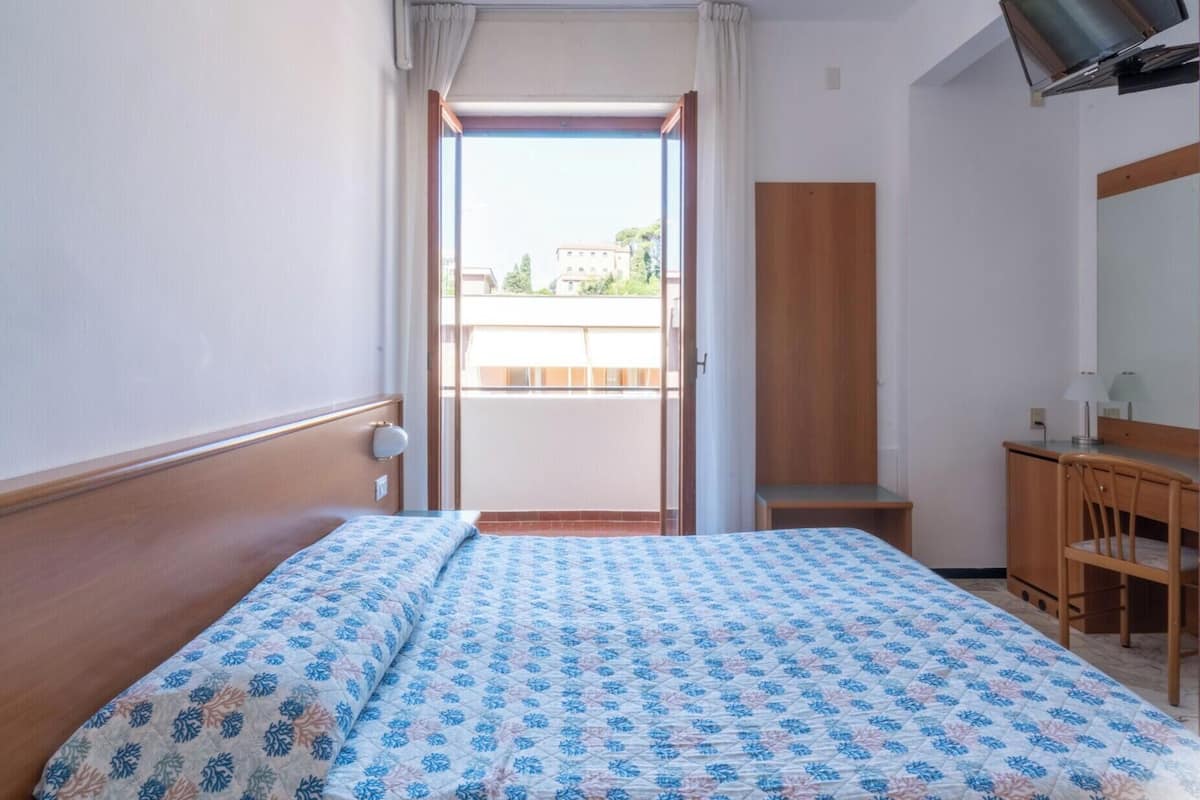 Minibar, caja de seguridad en la habitación, wifi gratis y ropa de cama 