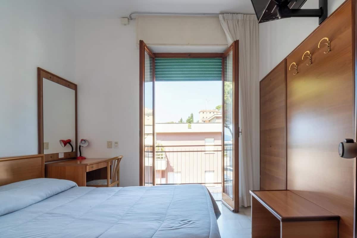 Minibar, caja de seguridad en la habitación, wifi gratis y ropa de cama 
