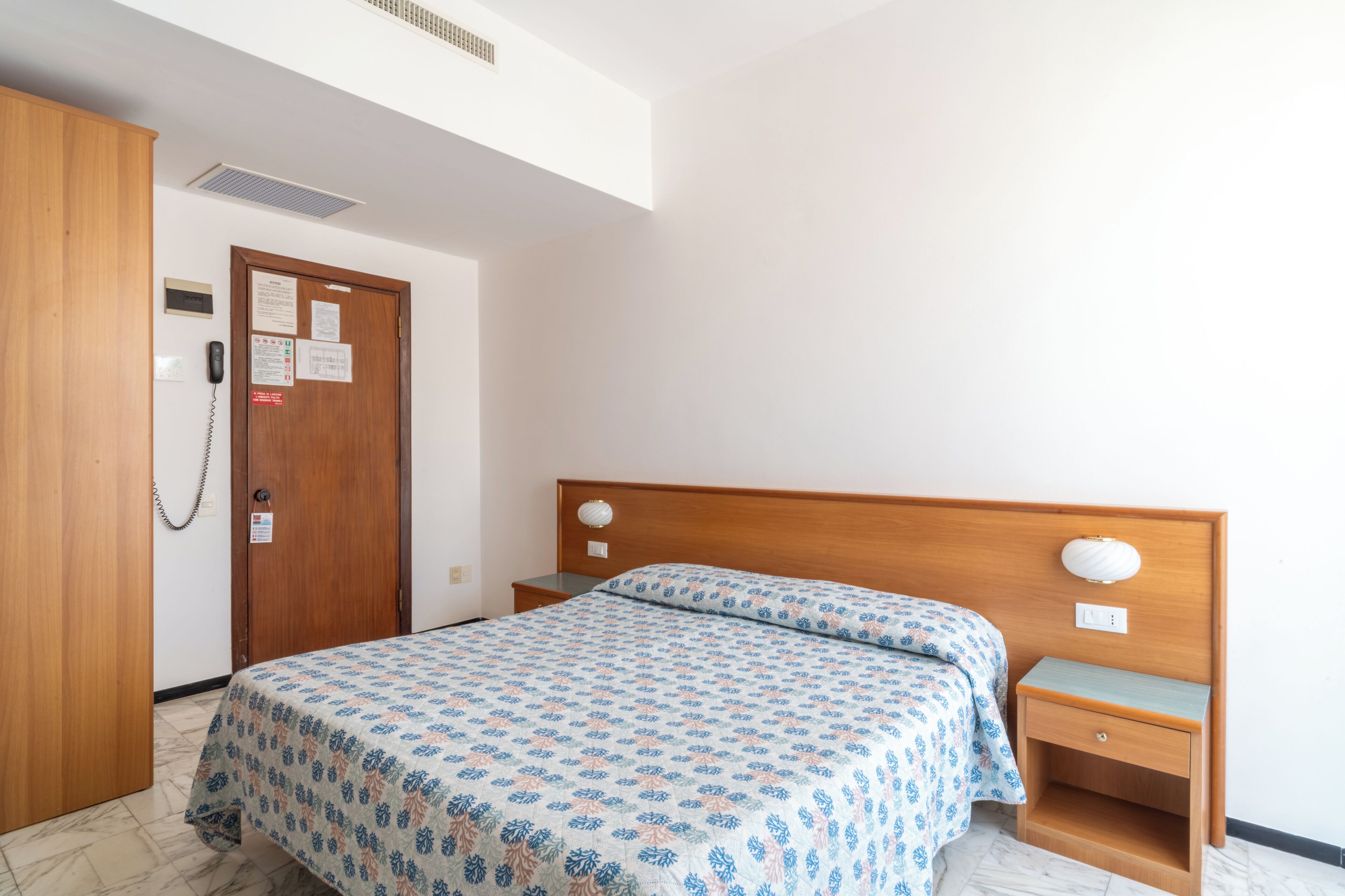 Minibar, caja de seguridad en la habitación, wifi gratis y ropa de cama 