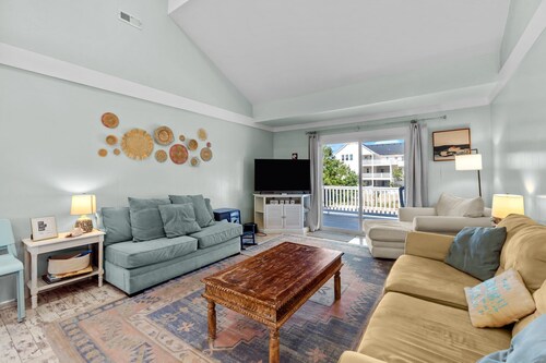 Whalehead Retreat w/ Pool, Hot Tub, 5min to Beach