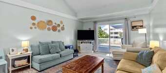 Whalehead Retreat w/ Pool, Hot Tub, 5min to Beach