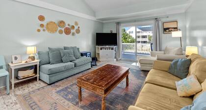 Whalehead Retreat w/ Pool, Hot Tub, 5min to Beach