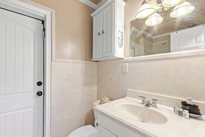 Shower, hair dryer, towels - 🥥Private Pool | Walk to Beach | Pet Friendly | Coconut Breeze🏝️ (Panama City Beach)