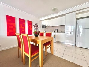 Dining - Riverfront Heated Pool, Gym, Sauna Steps to Casino (Broadbeach)