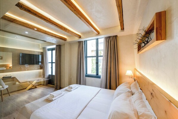 Room - Panellinion Hotel, Triple Room w/ Balcony (Kalamata)