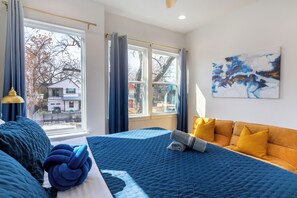 Iron/ironing board, WiFi, bed sheets - Luxury Group Retreat 6BR  Sleeps 16+ East Austin (Austin)