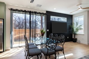 Dining - Luxury Group Retreat 6BR  Sleeps 16+ East Austin (Austin)
