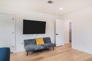Living area - Luxury Group Retreat 6BR  Sleeps 16+ East Austin (Austin)