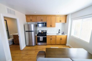 Private kitchen - Cozy Studio Near Downtown Bakersfield (Bakersfield)