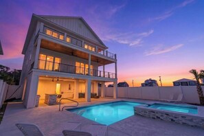Outdoor pool, a heated pool - Cozy Pearl- Luxurious 5 Bedroom Home With Pool (North Myrtle Beach)