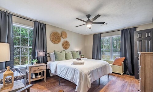 Dawg House 4BR Stay - Fenced Yard & Fast WiFi!