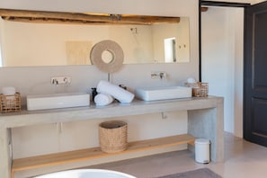Separate bathtub and shower, hair dryer, towels, soap - De Wildeveldt (Darling)