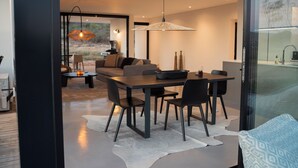 Un interior moderno con comedor, sofá y mesa de centro.