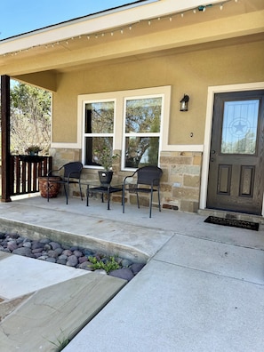 Exterior detail - 3-bedroom house in pleasant Fischer with big secluded backyard (Fischer)