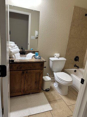 Towels, soap, toilet paper - 3-bedroom house in pleasant Fischer with big secluded backyard (Fischer)