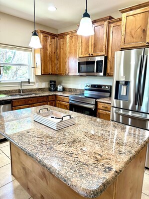 Private kitchen - 3-bedroom house in pleasant Fischer with big secluded backyard (Fischer)