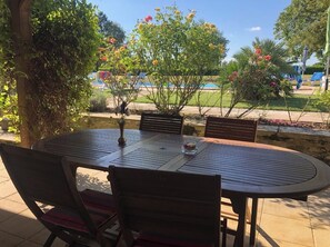 Outdoor dining - Comfortable gîte for 8 people with swimming pool, large garden - Sea 15 km away (Chenac-Saint-Seurin-d'Uzet)