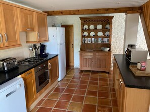 Fridge, microwave, oven, stovetop - Comfortable gîte for 8 people with swimming pool, large garden - Sea 15 km away (Chenac-Saint-Seurin-d'Uzet)
