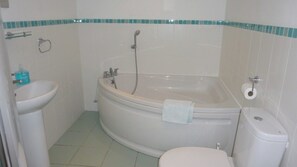 Shower, hair dryer, towels - Comfortable gîte for 8 people with swimming pool, large garden - Sea 15 km away (Chenac-Saint-Seurin-d'Uzet)