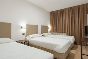Escritorio, wifi gratis y ropa de cama