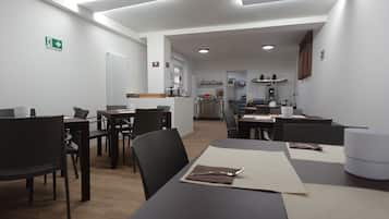 TĂ€gliches FrĂŒhstĂŒcksbuffet gegen GebĂŒhr